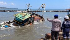Kapal Tunda Sarden milik PT Timur Bahari kandas dan miring di kolam Dermaga Pelabuhan Niaga, Kelurahan Klidang Lor, Kabupaten Batang, setelah mengalami kebocoran yang diperparah cuaca buruk, Selasa (22/9/26). Foto: Istimewa & AI
