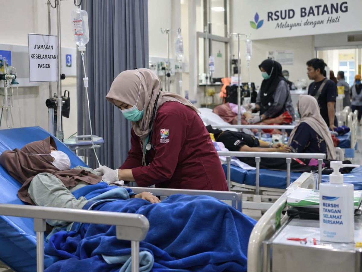 Petugas medis menangani warga yang mengalami gejala dugaan keracunan setelah mengonsumsi PMT Posyandu Mawar di Desa Rowobelang, Kabupaten Batang. Hingga Rabu (23/9/2026), jumlah warga bergejala mencapai 41 orang dan 14 di antaranya menjalani rawat inap. Foto: Ilustrasi AI