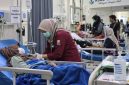 Petugas medis menangani warga yang mengalami gejala dugaan keracunan setelah mengonsumsi PMT Posyandu Mawar di Desa Rowobelang, Kabupaten Batang. Hingga Rabu (23/9/2026), jumlah warga bergejala mencapai 41 orang dan 14 di antaranya menjalani rawat inap. Foto: Ilustrasi AI