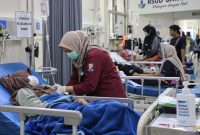 Petugas medis menangani warga yang mengalami gejala dugaan keracunan setelah mengonsumsi PMT Posyandu Mawar di Desa Rowobelang, Kabupaten Batang. Hingga Rabu (23/9/2026), jumlah warga bergejala mencapai 41 orang dan 14 di antaranya menjalani rawat inap. Foto: Ilustrasi AI