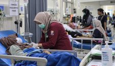 Petugas medis menangani warga yang mengalami gejala dugaan keracunan setelah mengonsumsi PMT Posyandu Mawar di Desa Rowobelang, Kabupaten Batang. Hingga Rabu (23/9/2026), jumlah warga bergejala mencapai 41 orang dan 14 di antaranya menjalani rawat inap. Foto: Ilustrasi AI