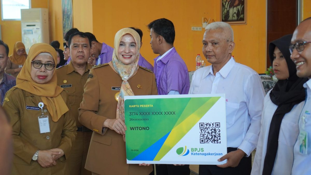 Witono berpose bersama Wakil Wali Kota Pekalongan dan Kepala Dinperinaker, Senin (28/9/26). Foto: Dok Pemkot Pekalongan