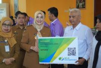 Witono berpose bersama Wakil Wali Kota Pekalongan dan Kepala Dinperinaker, Senin (28/9/26). Foto: Dok Pemkot Pekalongan