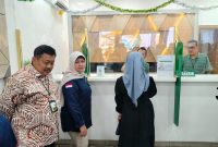 Kepala Perwakilan BI Tegal Bimala dan Kepala Pegadaian Area Tegal Ali Mustaat saat menyaksikan langsung proses pelayanan penukaran uang di UPC Limpung, Selasa (29/9/26).
