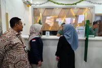 Kepala BI Tegal Bimala menyimak penuturan warga yang memanfaatkan layanan penukaran uang di UPC Limpung, Selasa (29/9/26).