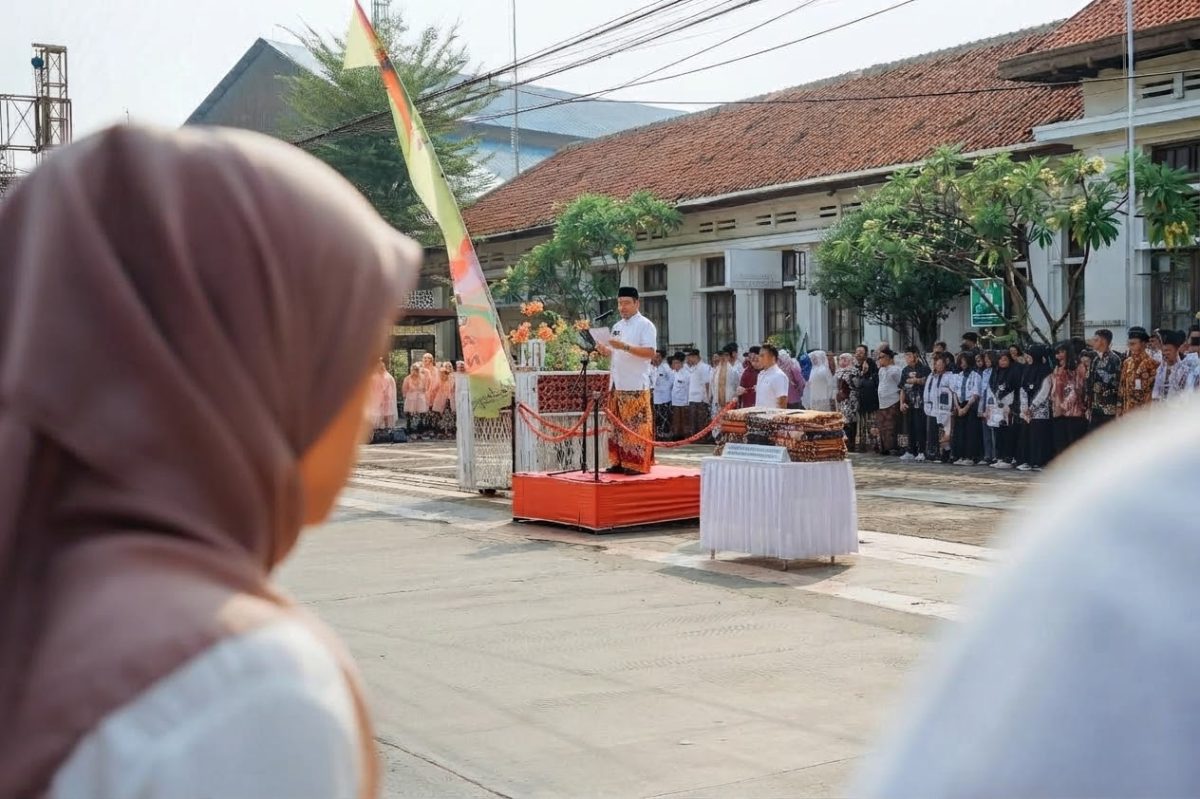 Wali Kota Pekalongan Afzan Arslan Djunaid saat upacara HBN 2026 di Museum Batik Kota Pekalongan, Jumat (2/10/26). Foto: Istimewa dan Ilustrasi AI