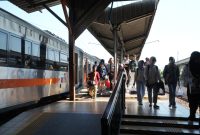 Penumpang kereta api turun di Stasiun Pekalongan, Selasa (6/10/26). Foto: Istimewa