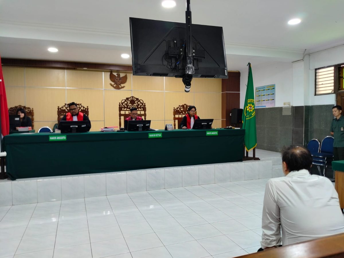 Hakim PN Pekalongan menjatuhkan vonis 9 tahun penjara kepada terdakwa kasus kekerasan seksual anak di bawah umur yang merupakan dokter spesialis gigi di Jalan Hayam Wuruk Kota Pekalongan, Selasa (6/10/26).
