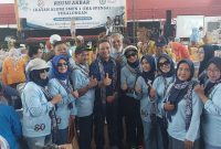 Tim Panitia Reuni Akbar Ika Spensa 25 angkatan berpose dengan Wali Kota Pekalongan dalam acara yang digelar di GOR Jatayu, Sabtu (10/10/2026). Foto: Dok Pemkot Pekalongan