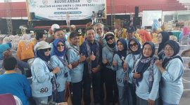Tim Panitia Reuni Akbar Ika Spensa 25 angkatan berpose dengan Wali Kota Pekalongan dalam acara yang digelar di GOR Jatayu, Sabtu (10/10/2026). Foto: Dok Pemkot Pekalongan