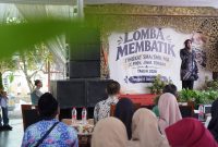 Lomba membatik di halaman Museum Batik diikuti oleh 50 pelajar se-Jawa Tengah sebagai ajang pelestarian dan regenerasi pembatik di kalangan anak muda, Kamis (8/10/26). Foto: Dok Pemkot Pekalongan