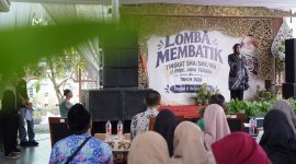 Lomba membatik di halaman Museum Batik diikuti oleh 50 pelajar se-Jawa Tengah sebagai ajang pelestarian dan regenerasi pembatik di kalangan anak muda, Kamis (8/10/26). Foto: Dok Pemkot Pekalongan