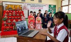Di depan layar Komputer, Siswa SD di Batang Berkenalan dengan Teman Sebaya di Toyama Jepang