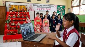 Siswa SD di Kabupaten Batang berbincang dengan teman sebayanya di Jepang dalam acara peringatan Girls Day yang diselenggarakan oleh Kota Toyama, Senin (12/10/26). Foto: Ilustrasi AI