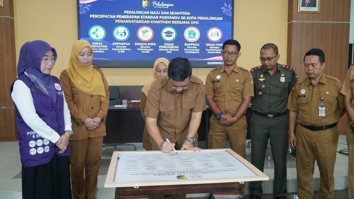 Penandatanganan komitmen OPD di Kota Pekalongan dalam memperkuat percepatan penerapan standar di seluruh posyandu 6 SPM, Senin (12/10/26). Foto: dok Pemkot Pekalongan/AI