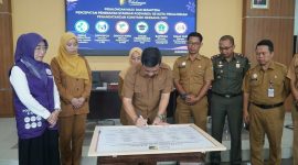 Penandatanganan komitmen OPD di Kota Pekalongan dalam memperkuat percepatan penerapan standar di seluruh posyandu 6 SPM, Senin (12/10/26). Foto: dok Pemkot Pekalongan/AI