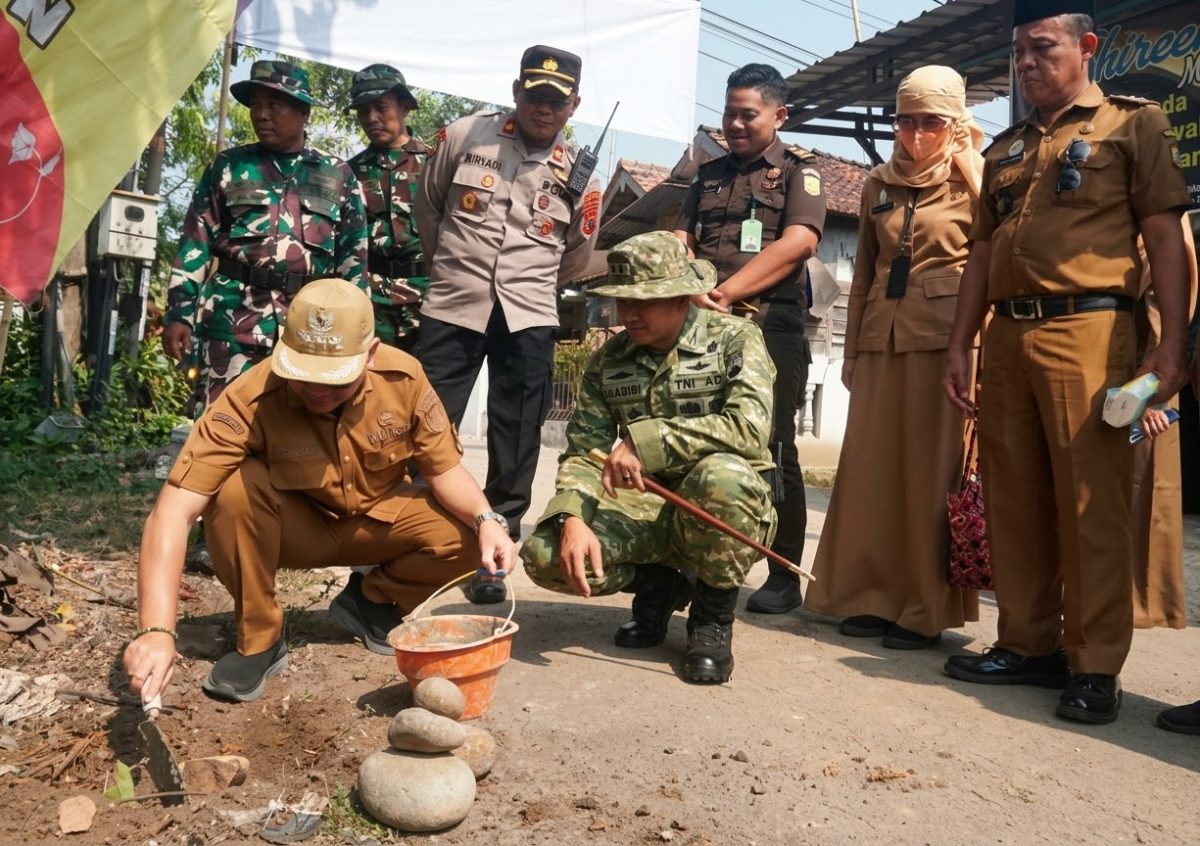 Wali Kota Pekalongan Afzan Arslan Djunaid meletakkan batu pertama pengecoran jalan di Kelurahan Pringrejo dalam kegiatan TMMD Sengkuyung Tahap IV, Selasa (13/10/26). Foto: dok Kominfo dan Ilustrasi AI