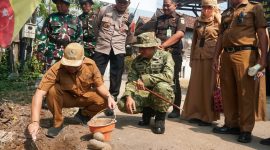Wali Kota Pekalongan Afzan Arslan Djunaid meletakkan batu pertama pengecoran jalan di Kelurahan Pringrejo dalam kegiatan TMMD Sengkuyung Tahap IV, Selasa (13/10/26). Foto: dok Kominfo dan Ilustrasi AI