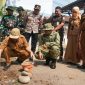 Wali Kota Pekalongan Afzan Arslan Djunaid meletakkan batu pertama pengecoran jalan di Kelurahan Pringrejo dalam kegiatan TMMD Sengkuyung Tahap IV, Selasa (13/10/26). Foto: dok Kominfo dan Ilustrasi AI