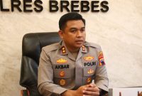 Kapolres Brebes AKBP M Ali Akbar saat memberikan keterangan kepada media terkait peristiwa pembacokan satu keluarga di Desa Randusanga, Rabu (14/10/26). Foto: Istimewa
