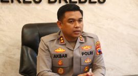 Kapolres Brebes AKBP M Ali Akbar saat memberikan keterangan kepada media terkait peristiwa pembacokan satu keluarga di Desa Randusanga, Rabu (14/10/26). Foto: Istimewa