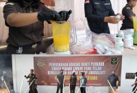 Sebanyak 557 item barang bukti perkara yang telah inkracht dimusnahkan di halaman belakang Kantor Kejari Batang, Kamis (15/10/26).