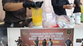 Sebanyak 557 item barang bukti perkara yang telah inkracht dimusnahkan di halaman belakang Kantor Kejari Batang, Kamis (15/10/26).