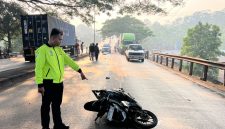 Polisi sedang menangani kasus kecelakaan maut yang menghilangkan nyawa seorang pemotor di Jalur Pantura Banyuputih, Kamis (15/10/26). Foto: dok Satlantas Polresta Batang