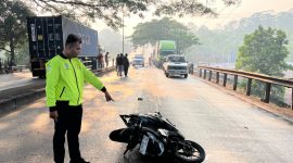 Polisi sedang menangani kasus kecelakaan maut yang menghilangkan nyawa seorang pemotor di Jalur Pantura Banyuputih, Kamis (15/10/26). Foto: dok Satlantas Polresta Batang