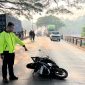 Polisi sedang menangani kasus kecelakaan maut yang menghilangkan nyawa seorang pemotor di Jalur Pantura Banyuputih, Kamis (15/10/26). Foto: dok Satlantas Polresta Batang