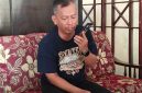 Kepala SMP 10 Pekalongan Iwan Fitria saat menerima sambungan telepon dari Walikota di sela kegiatan klarifikasi yang disampaikan ke media, Jumat (16/10/26).