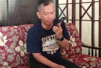 Kepala SMP 10 Pekalongan Iwan Fitria saat menerima sambungan telepon dari Walikota di sela kegiatan klarifikasi yang disampaikan ke media, Jumat (16/10/26).