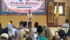 Gubernur Daerah Istimewa Yogyakarta (DIY) Sri Sultan Hamengku Buwono X berbicara dalam forum dialog budaya di Aula Kantor Bupati Batang, Rabu (21/10/26). Foto: dok istimewa