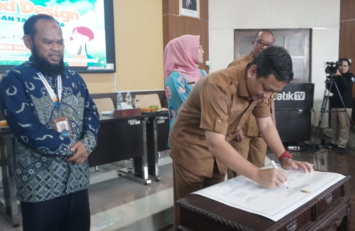 Wali Kota Pekalongan Afzan Arslan Djunaid menandatangani komitmen program Wajar 13 tahun, Selasa (20/10/26). Foto: dok istimewa