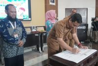 Wali Kota Pekalongan Afzan Arslan Djunaid menandatangani komitmen program Wajar 13 tahun, Selasa (20/10/26). Foto: dok istimewa