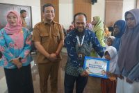 Penyerahan bantuan beasiswa kepada guru PAUD untuk menyelesaikan pendidikan S-1 dan bantuan pendidikan kepada sejumlah siswa TK serta PAUD, Selasa (20/10/26). Foto: dok istimewa