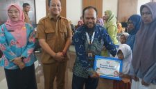 Penyerahan bantuan beasiswa kepada guru PAUD untuk menyelesaikan pendidikan S-1 dan bantuan pendidikan kepada sejumlah siswa TK serta PAUD, Selasa (20/10/26). Foto: dok istimewa