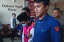 Petugas menggelandang Bendahara KONI Kendal setelah ditetapkan sebagai tersangka dalam kasus dugaan korupsi, Kamis (22/10/26). Foto: dok istimewa