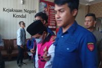 Petugas menggelandang Bendahara KONI Kendal setelah ditetapkan sebagai tersangka dalam kasus dugaan korupsi, Kamis (22/10/26). Foto: dok istimewa