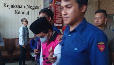 Petugas menggelandang Bendahara KONI Kendal setelah ditetapkan sebagai tersangka dalam kasus dugaan korupsi, Kamis (22/10/26). Foto: dok istimewa