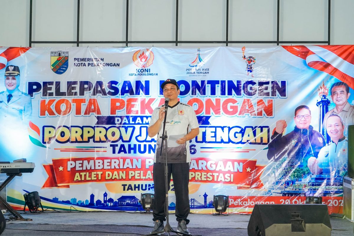 Wali Kota Pekalongan Afzan Arslan Djunaid saat memberikan arahan dalam acara pelepasan kontingen yang akan berlaga di Porprov Jawa Tengah 2026, Selasa (20/10/26) malam. Foto: dok istimewa