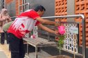 Wakil Bupati Batang Suyono menyiram tanaman di sela acara menyerap aspirasi warga Desa Blado, Kamis (22/10/26). Foto: dok istimewa
