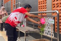 Wakil Bupati Batang Suyono menyiram tanaman di sela acara menyerap aspirasi warga Desa Blado, Kamis (22/10/26). Foto: dok istimewa