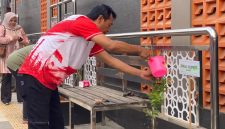 Wakil Bupati Batang Suyono menyiram tanaman di sela acara menyerap aspirasi warga Desa Blado, Kamis (22/10/26). Foto: dok istimewa