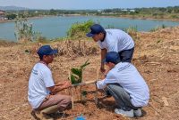 Aksi penanaman pohon aren di area sekitar reservoir atau embung di Kawasan KEK Industropolis Batang mulai dilakukan, Jumat (24/10/26).