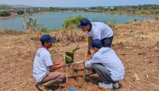 Aksi penanaman pohon aren di area sekitar reservoir atau embung di Kawasan KEK Industropolis Batang mulai dilakukan, Jumat (24/10/26).