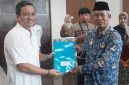 Wali Kota Pekalongan Afzan Arslan Djunaid menyerahkan SK pensiun kepada sejumlah ASN yang purna tugas, Jumat (23/10/26). Foto: dok istimewa