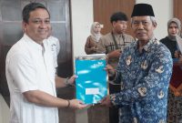 Wali Kota Pekalongan Afzan Arslan Djunaid menyerahkan SK pensiun kepada sejumlah ASN yang purna tugas, Jumat (23/10/26). Foto: dok istimewa