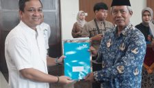 Wali Kota Pekalongan Afzan Arslan Djunaid menyerahkan SK pensiun kepada sejumlah ASN yang purna tugas, Jumat (23/10/26). Foto: dok istimewa