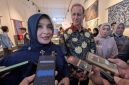Wakil Wali Kota Pekalongan Balqis Diab saat mendampingi Duta Besar Kerajaan Belanda Marc Gerritsen di ruang pamer Museum Batik, Jumat (23/10/26).